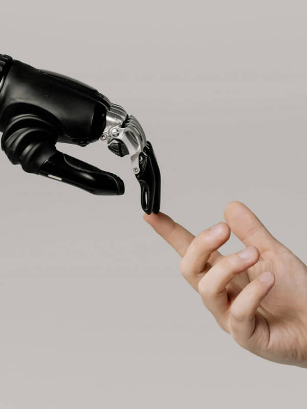 Eine Roboterhand berührt eine menschlische Hand